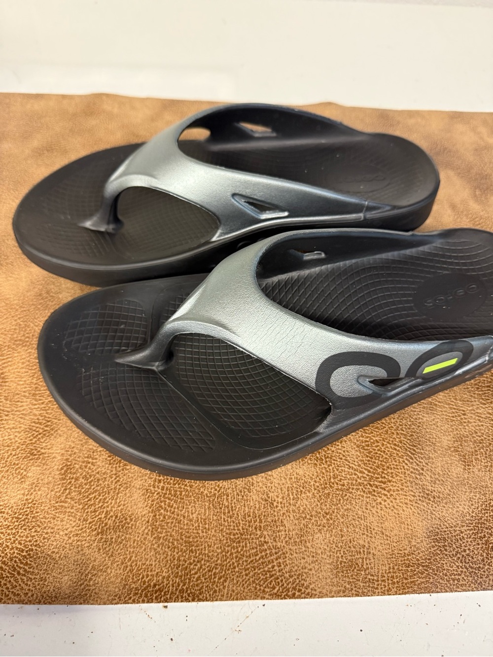 OOFOS Unisex Black and Silver Recovery Flip Sandals